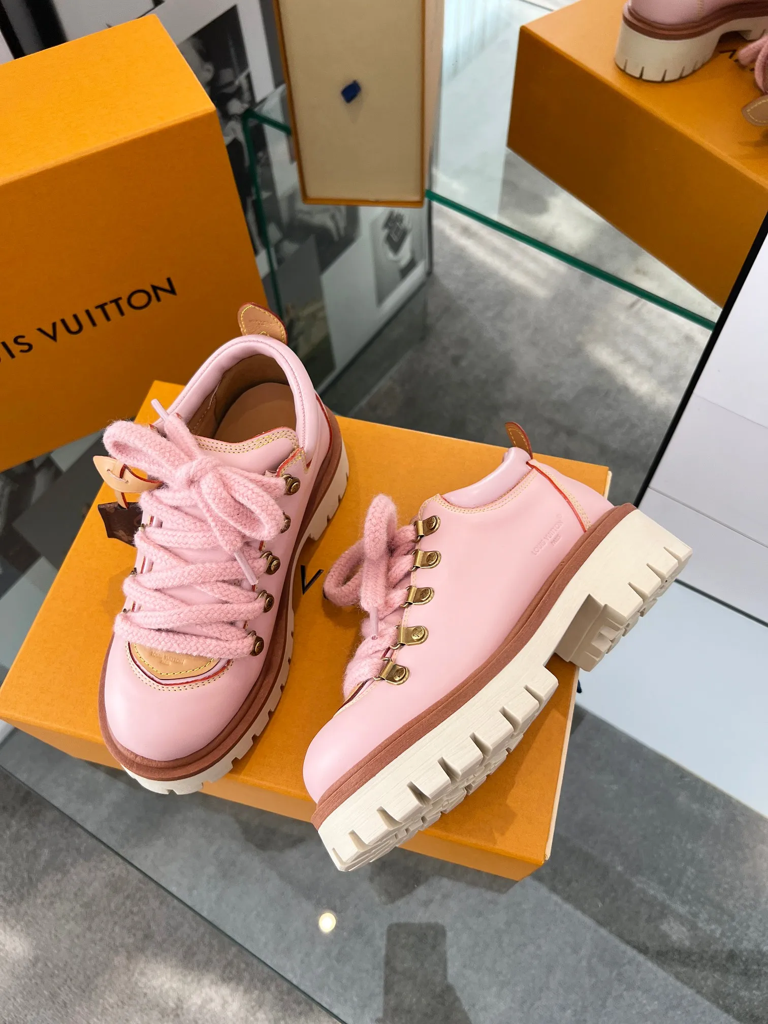 Factory direct sales p640🐘🐘Women's shoes Women's LV new couple's thick-soled hiking shoes, your original custom-made large-soled shoe brand, giving your feet flexibility and freedom, a good pair of shoes to wear all summer. Fabric: top-layer imported calfskin cowhide lining Size: 35-46 Welcome to send pictures to place orders